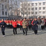 教育局领导、获奖学校和市直学校的领导和市二中学生一起参与阳光大课间长跑活动