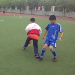 小学男足训练中……