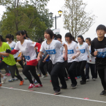 高中女子准备出发