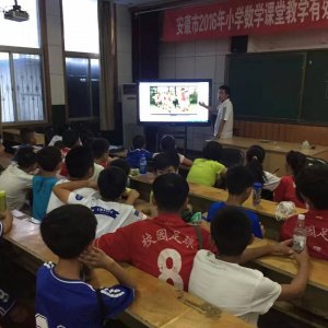 市一小足球队员学习理论课