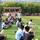 进球后班主任和学生庆祝