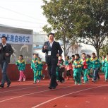 学校顾东方校长和汤华书记带领学生长跑